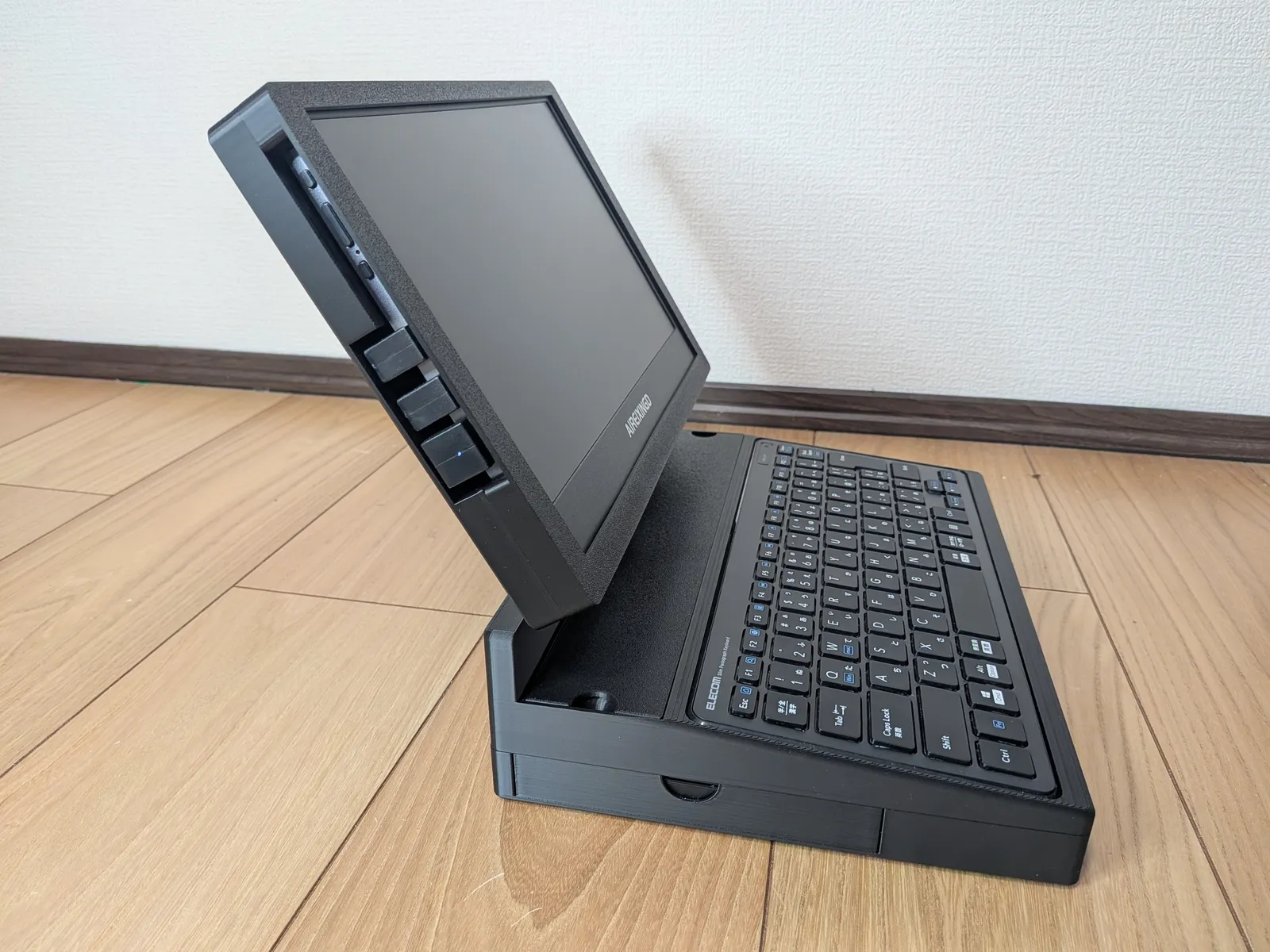 A4サイズのラップドック（一体型キーボード+ディスプレイ+マウス）を