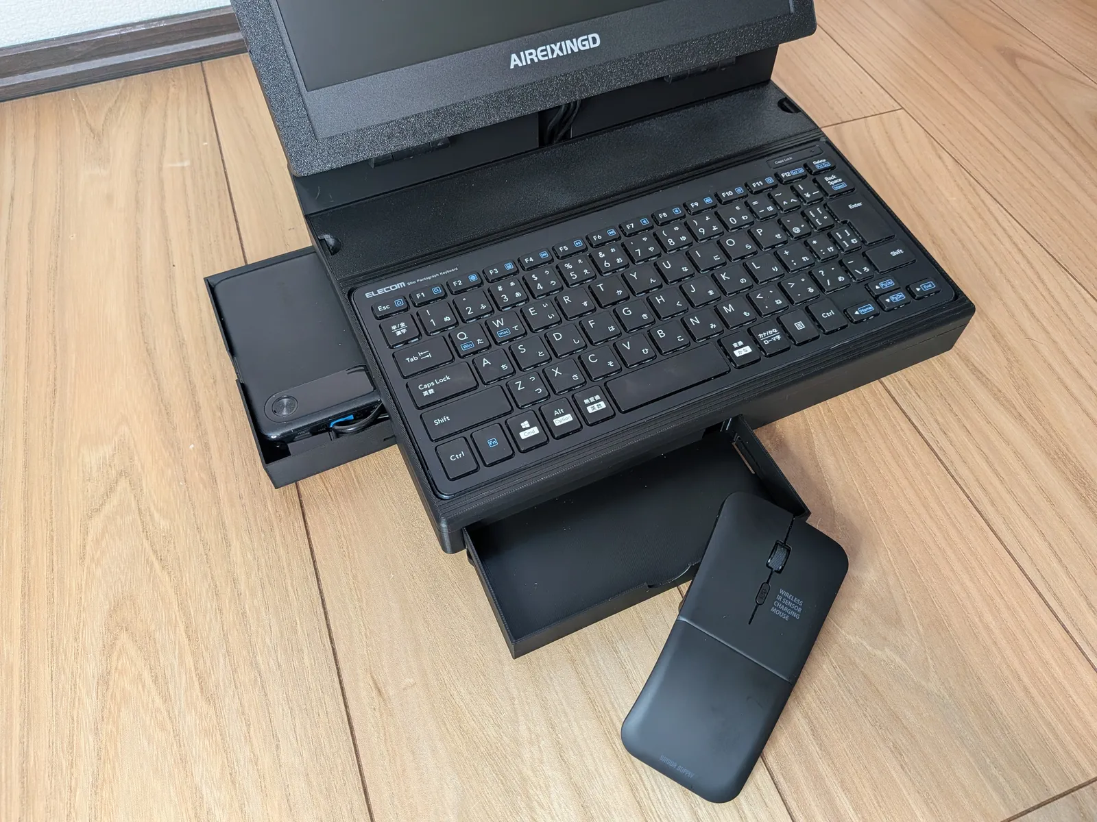A4サイズのラップドック（一体型キーボード+ディスプレイ+マウス）を